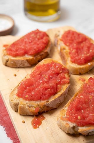 Tapa de pan con tomate