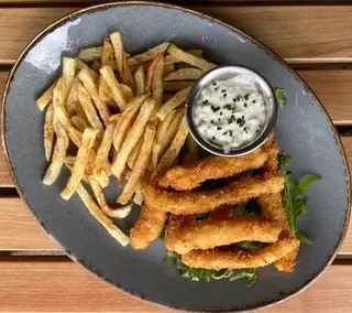 Fish fingers cu cartofi prăjiți și sos de maioneză