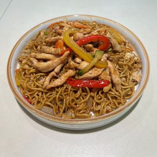 Tallarines fritos con Pollo.