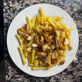 Media Ración De Patatas Fritas Y Pollo