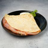 Slana palačinka sa pečenicom, kačkavaljem i prilozima