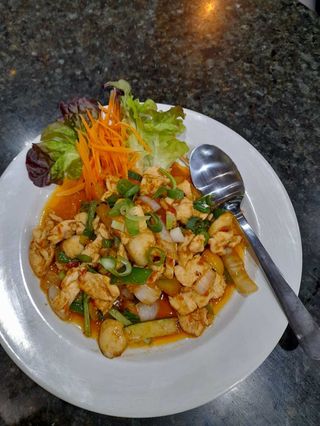 Pad Kapraw Con Pollo