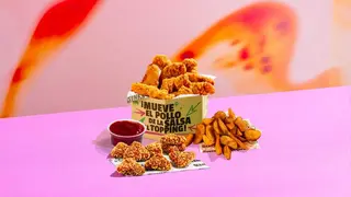 5 Tiras + 6 Triángulos Siracha + Salsa + Patatas
