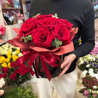 Черна кутия с 9 бр червени рози #327