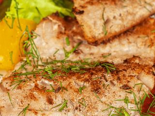 Sandacz pieczony na różowym sosie chrzanowym, ziemniaki, surówka