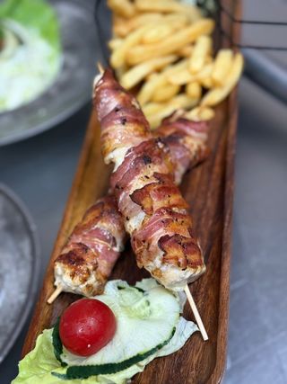 Pileći ražnjići u panceti 300 g