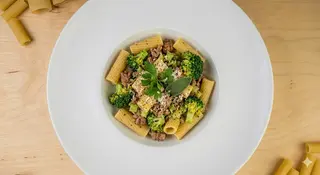 Rigatoni saltati con salsiccia di bra e broccoli