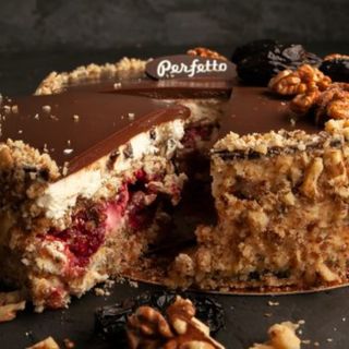 Торт "Perfetto з чорносливом та вишнею" 1 кг