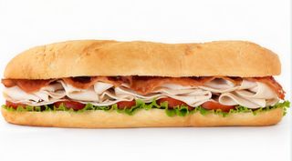 Bocadillo de mega serranito y salsa