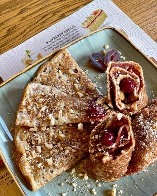 Palačinka sa nutelom, plazmom i višnjom