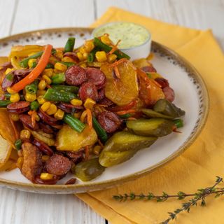 Пательня з ковбасками та овочами гриль