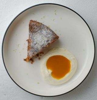 Морковный пирог с кремом из йогурта