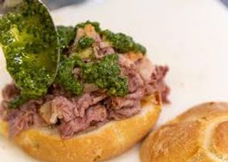 Panino con lampredotto e salsa verde