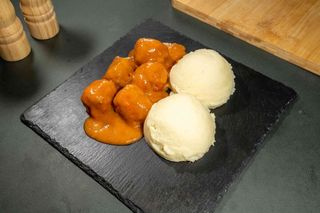 Chiftelute cu sos de rosii si pireu