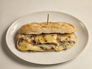 Bocadillo De Pechuga De Pollo Queso Brie
