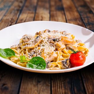 Pasta cu pui si ciuperci in sos cremos