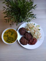 Пилешка супа  + пържени кюфтета (3бр) с гарнитура зеле с моркови