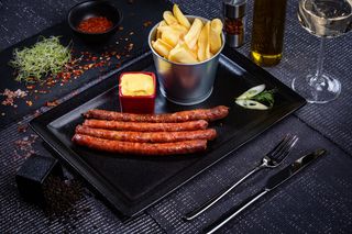 Cârnăciori afumaţi cu cartofi prăjiţi