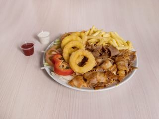 Plato Kebab Carne Con Ensalada, Patatas Y Calamares