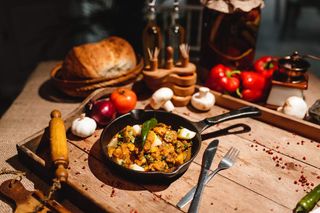 Gulaș din purcel cu cartofi şI găluște