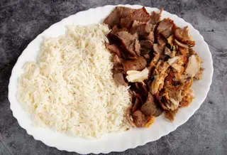 Plato de kebab con arroz