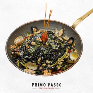 Spaghetti nero ai frutti di mare 