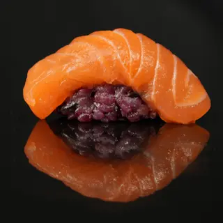 28. Black Nigiri Salmon (1 Pza.)