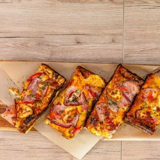 Pizza firmowa szynka + pieczarki + papryka + kukurydza