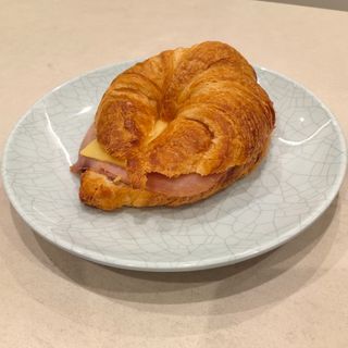 Croissant con jamón y queso 