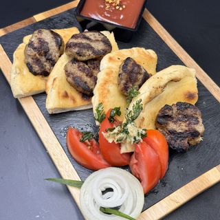 Агнешки кюфтенца с чеснова пърленка, чили сос, домати  (500г)