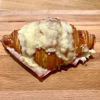 Croissant De Jamón con Queso Emmental Y Bechamel