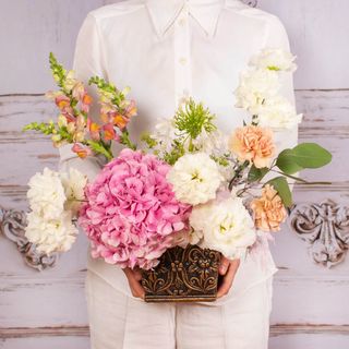 Aranjament cu trandafiri albi, hortensie roz si garoafe