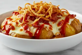 Patatas Con Bacón, Queso Mozarella,Cebolla FritoY Salsa