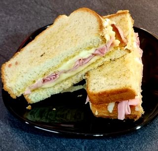 Sándwich De Jamón, Queso Y Huevo