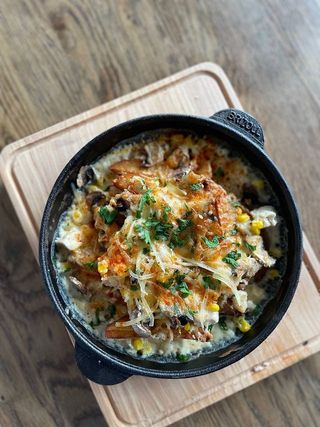 Пательня з беконом та ковбасками