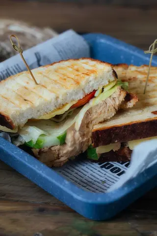 Sándwich Vegetal Con Atún