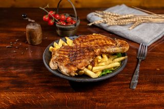 Pui traditional cu cartofi prajiti si mujdei de usturoi