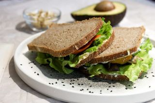 Sandwich cu hummus și tzatziki