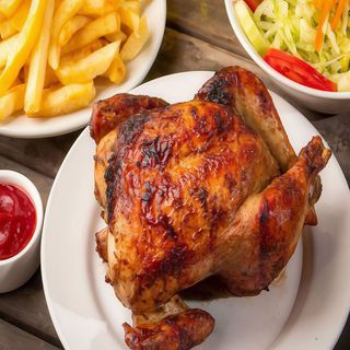 Pollo Entero  brasa ,ensalada, patatas,2helados,2cola