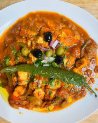 Ojja Frango Tunisina (ClassicoTunisino com Frango Ovos e Molho Picante)