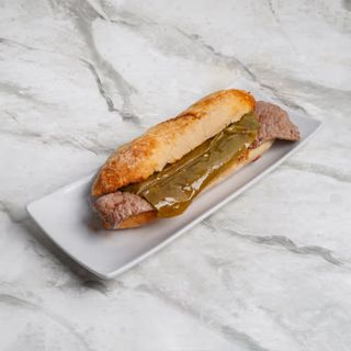 Bocadillo De Pepito Con Pimientos Verdes Fritos