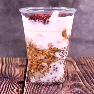 Мюсли с чиа, кисело мляко, банани, боровинки, мед, семки (350г) 