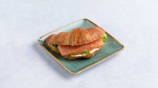 Круассан с семгой