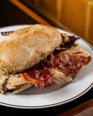 Sandes de pernil com Bacon Caramelizado
