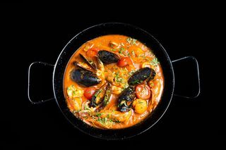 Tigaie picantă cu fructe de mare