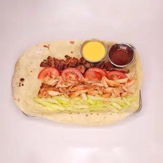 Шаурма куркою,беконом та сирним соусом (400г)