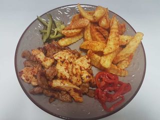 Tigaie mixtă picantă și cartofi prăjiți