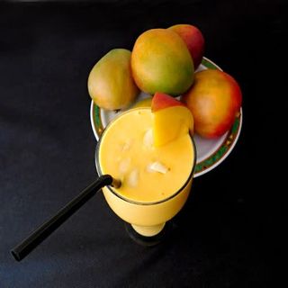 Mango lassi (bebida de yogurt con mango)