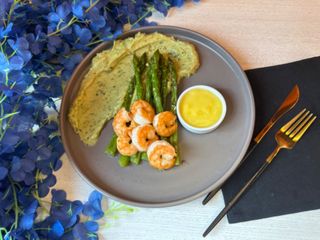 Креветки зі спаржею та соусом Гуакомоле