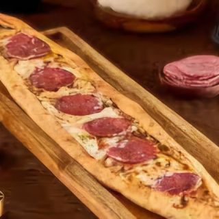 Pide salame e formaggio